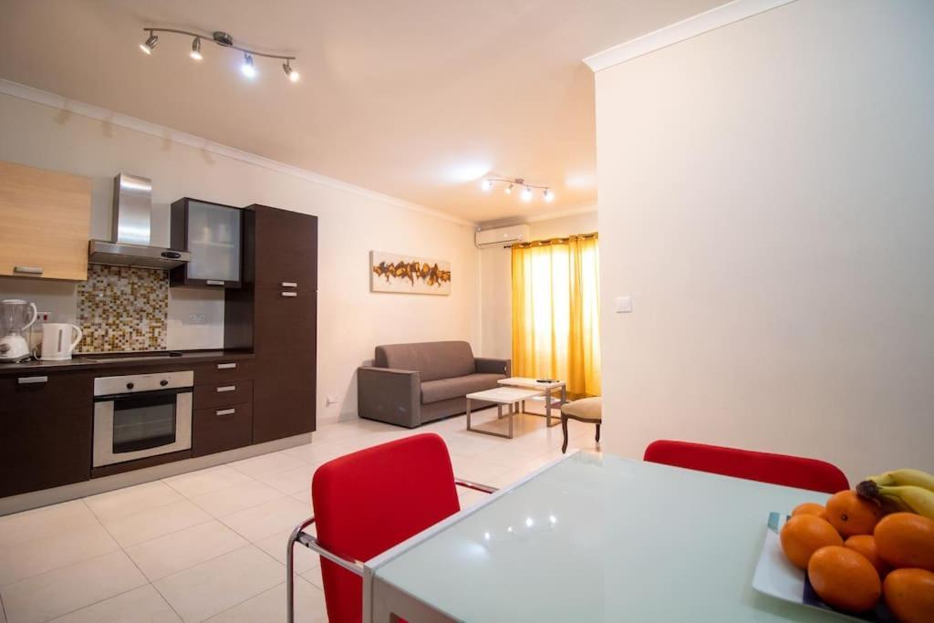 Modern Apt In The Heart Of Maltese Nightlife San Ġiljan Buitenkant foto