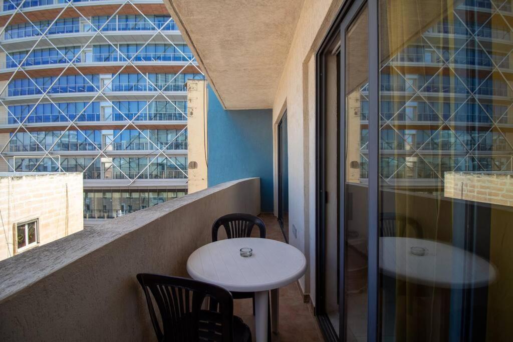 Modern Apt In The Heart Of Maltese Nightlife San Ġiljan Buitenkant foto